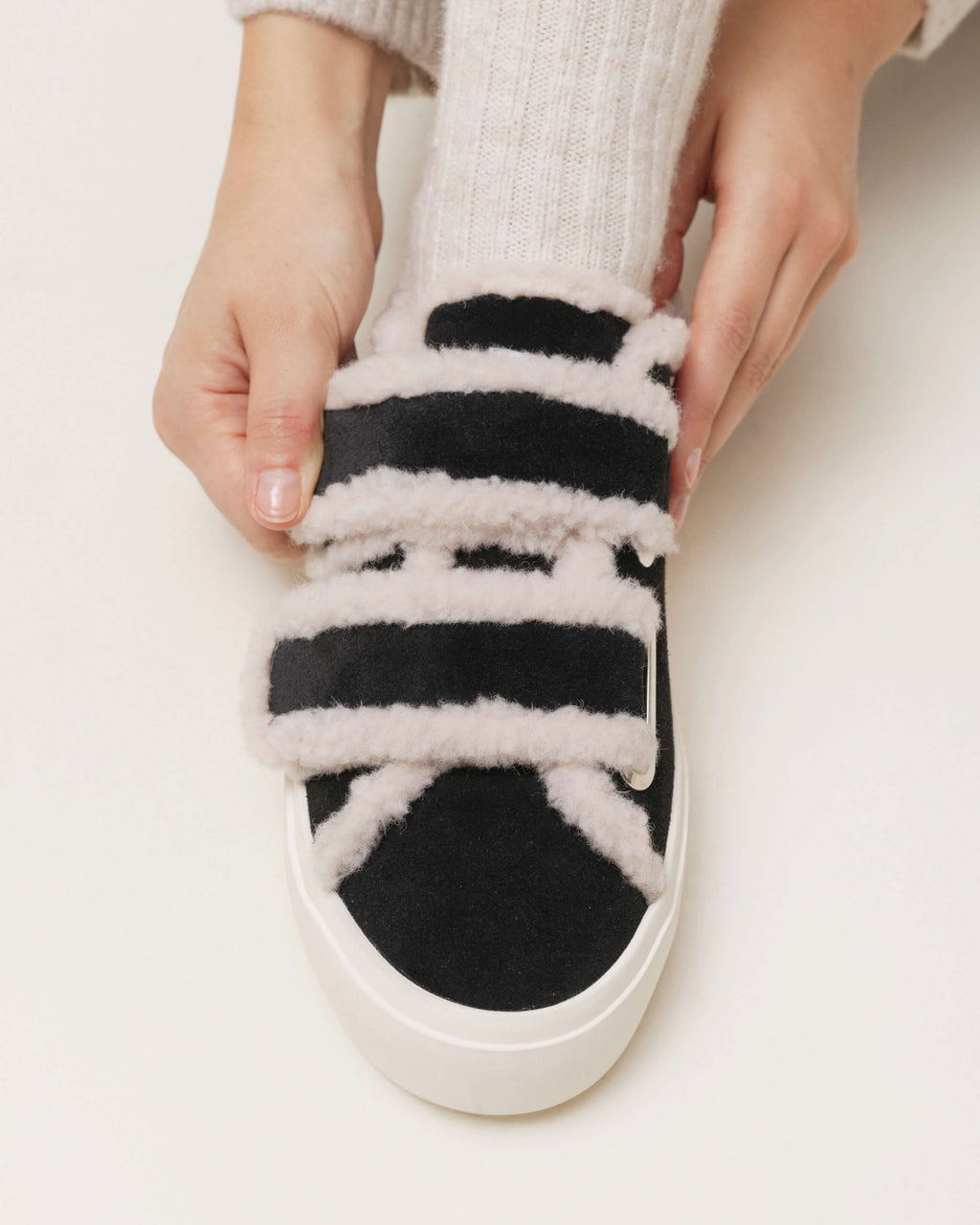 Sneakers con strappo Inuikii Shearling Low Velcro, colore Nero, immagine 2 di 8