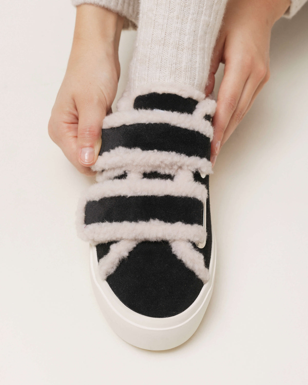 Sneakers con strappo Inuikii Shearling Low Velcro, colore Nero, immagine 2 di 8
