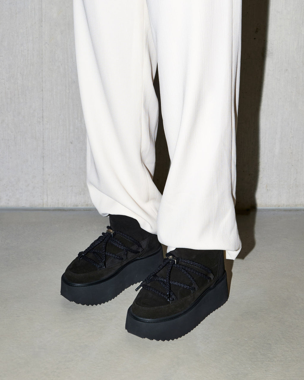 Sneakers con plateau Inuikii Classic Low Platform in pelle e lana, colore Nero, immagine 5 di 8