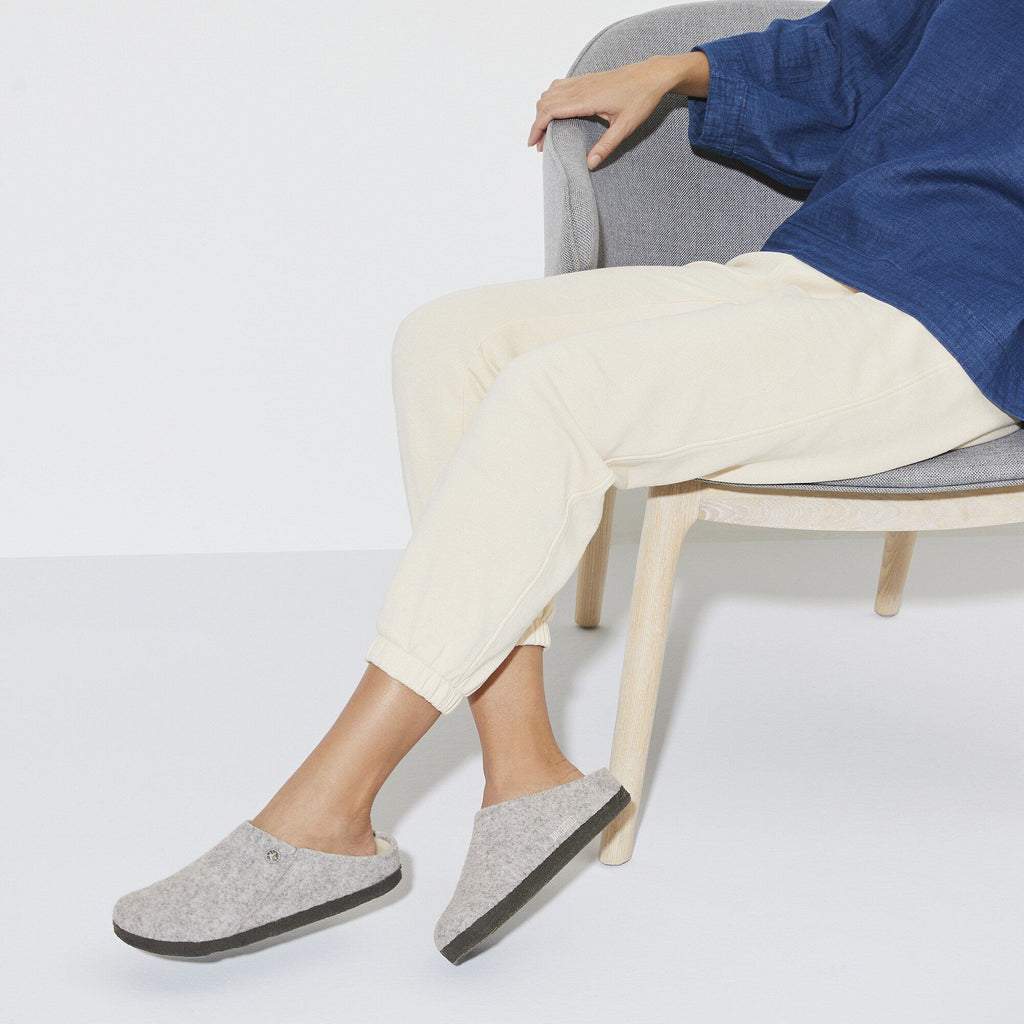 Pantofola in feltro di lana Birkenstock Zermatt Shearling Felt, colore Grigio chiaro, foto look