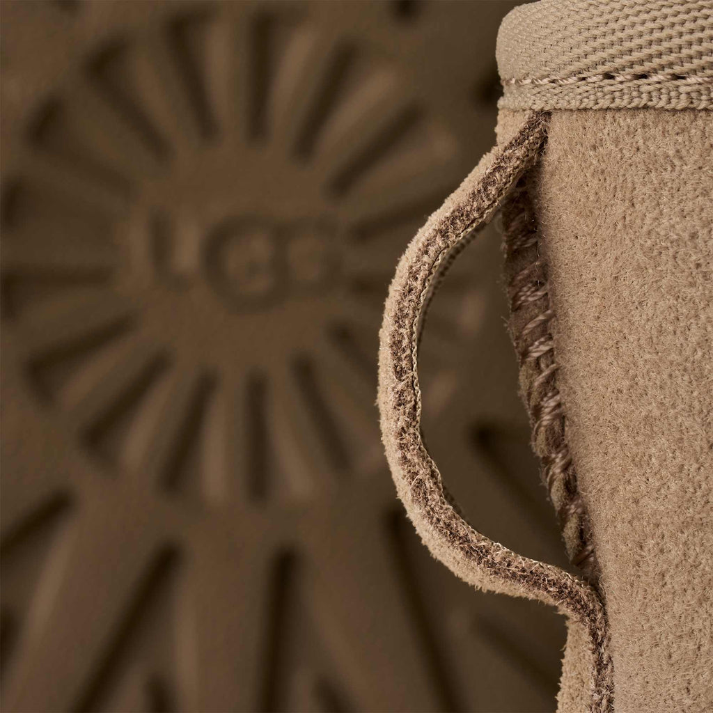 Stivaletto UGG Classic Mini II in pelle scamosciata, colore Sand, immagine 5 di 7
