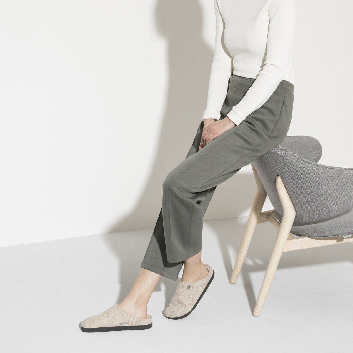 Pantofola in feltro di lana Birkenstock Zermatt Shearling Felt, colore Eggnog, foto look