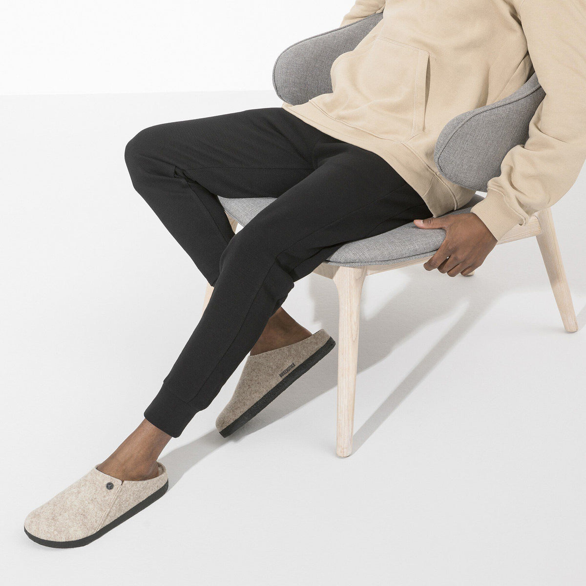 Pantofola in feltro di lana Birkenstock Zermatt Shearling Felt, colore Eggnog, foto look 2