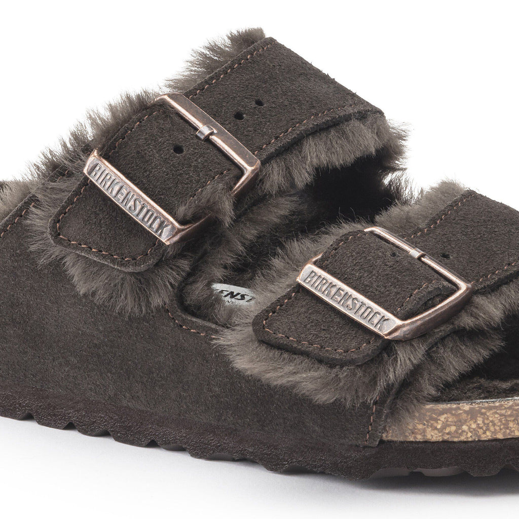 Ciabatta foderata Birkenstock Arizona Shearling in pelle scamosciata, colore Moka, dettaglio