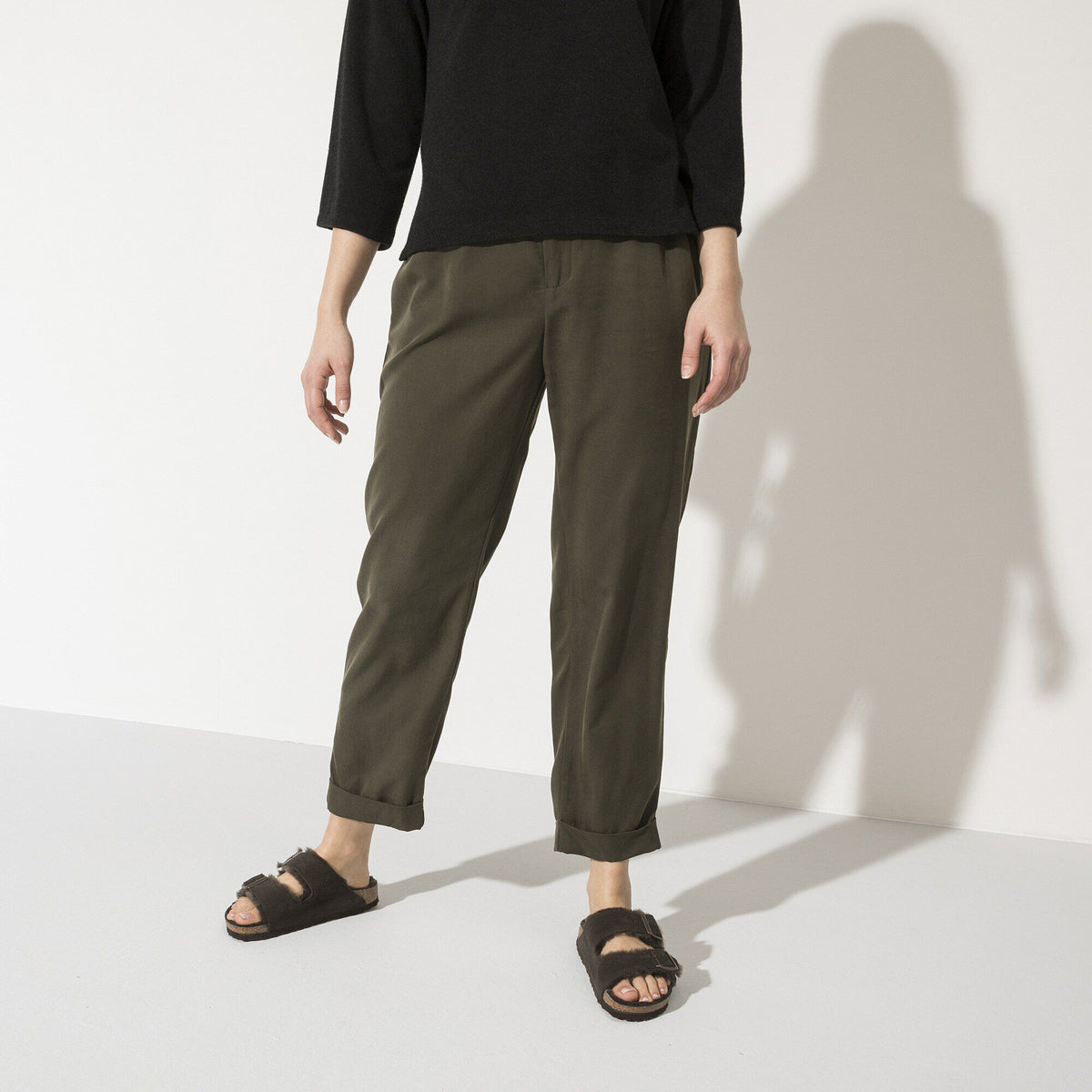 Ciabatta foderata Birkenstock Arizona Shearling in pelle scamosciata, colore Moka, foto look