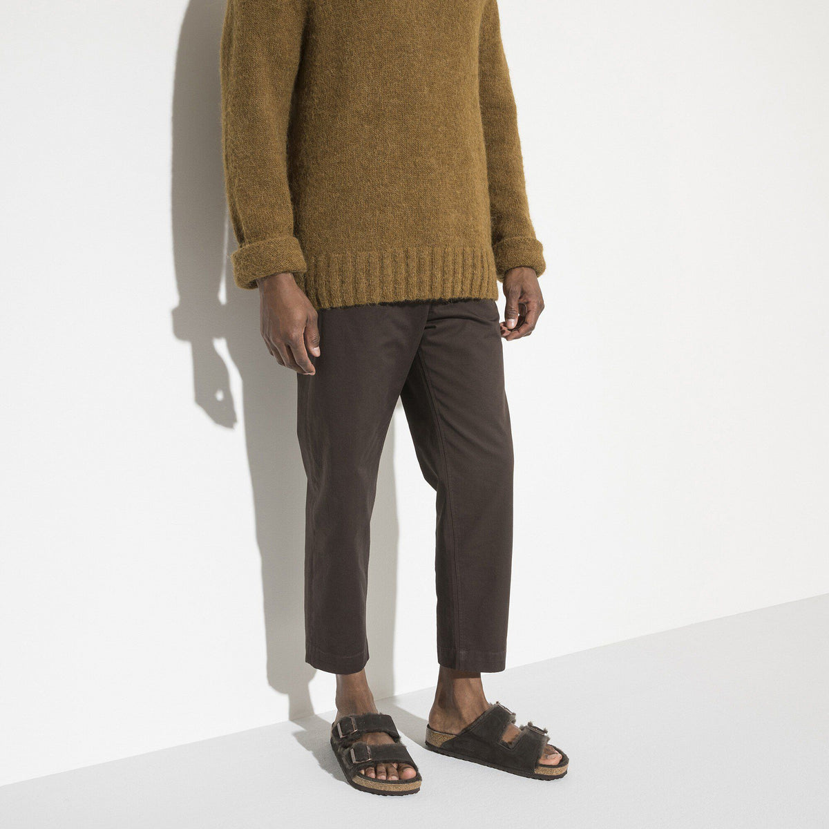 Ciabatta foderata Birkenstock Arizona Shearling in pelle scamosciata, colore Moka, foto look 2
