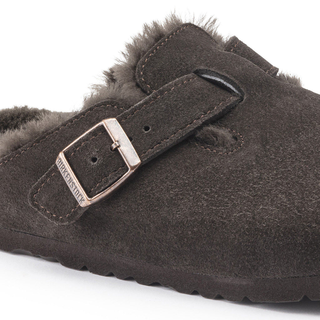 Zoccolo foderato Birkenstock Boston Shearling in pelle scamosciata, colore Mocca, dettaglio