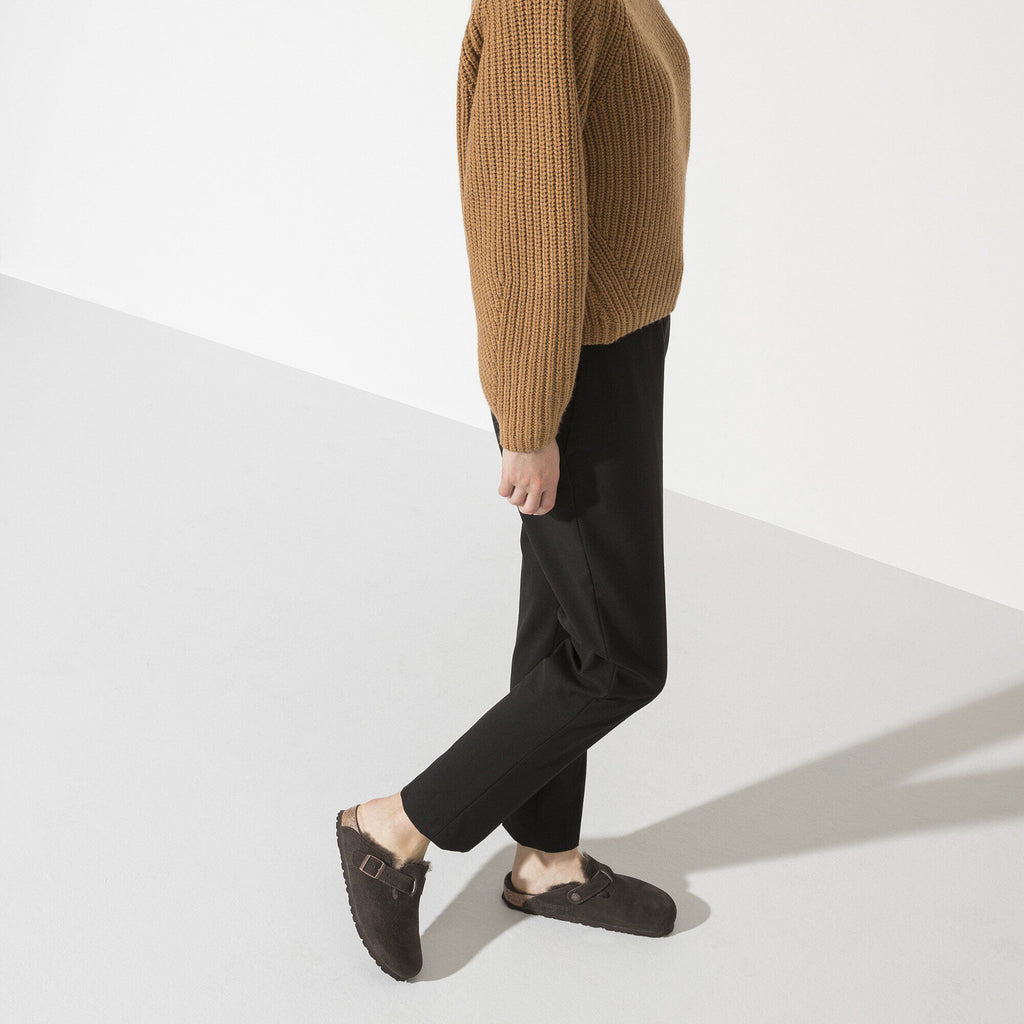 Zoccolo foderato Birkenstock Boston Shearling in pelle scamosciata, colore Mocca, foto look