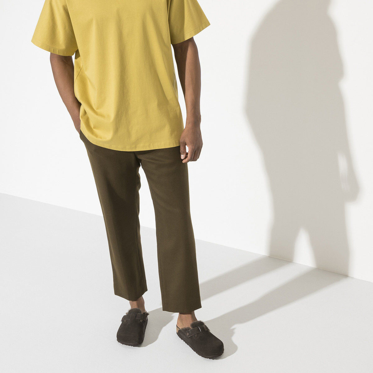 Zoccolo foderato Birkenstock Boston Shearling in pelle scamosciata, colore Mocca, foto look 2