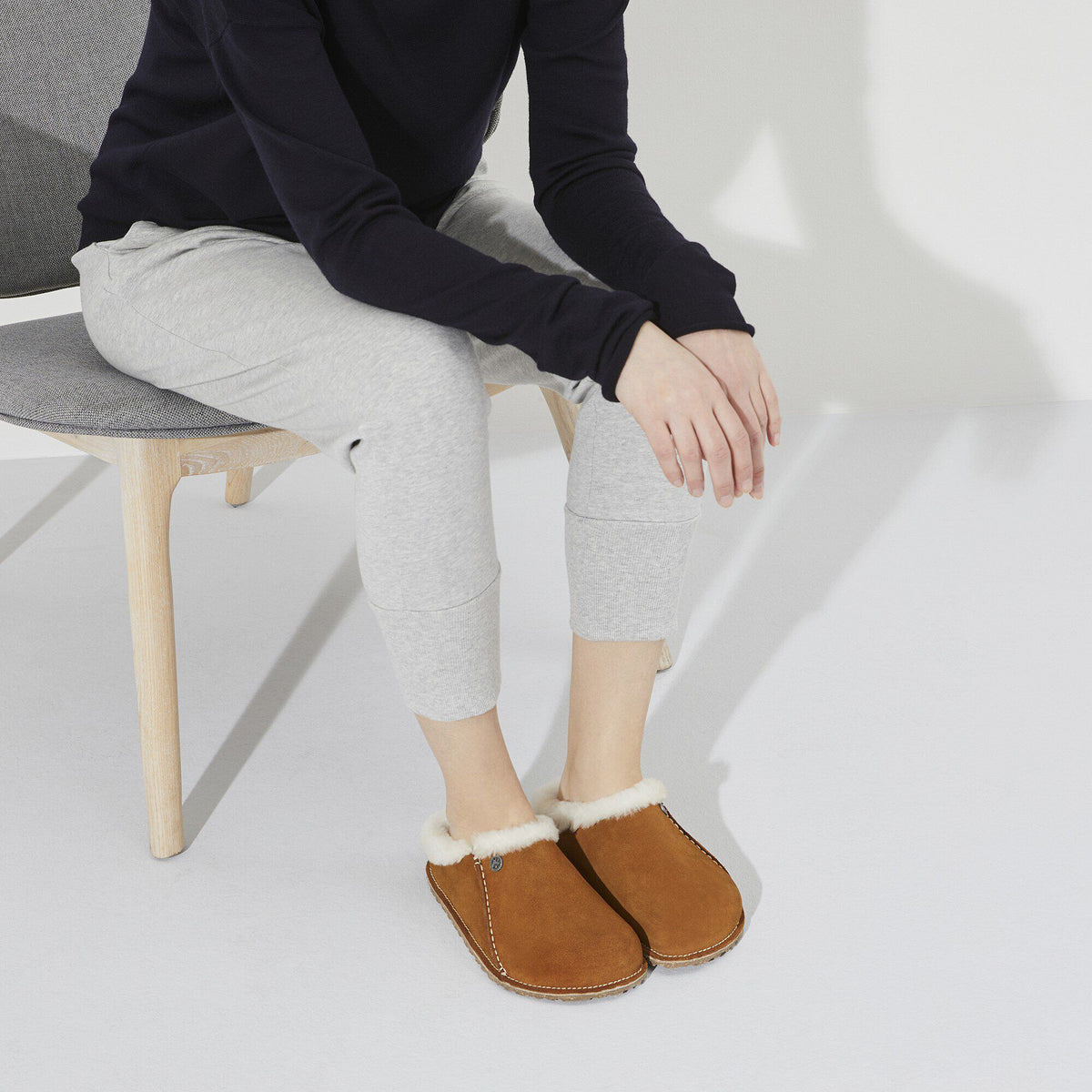 Pantofola in pelle scamosciata Birkenstock Zermatt Premium Shearling, colore Visone, foto look