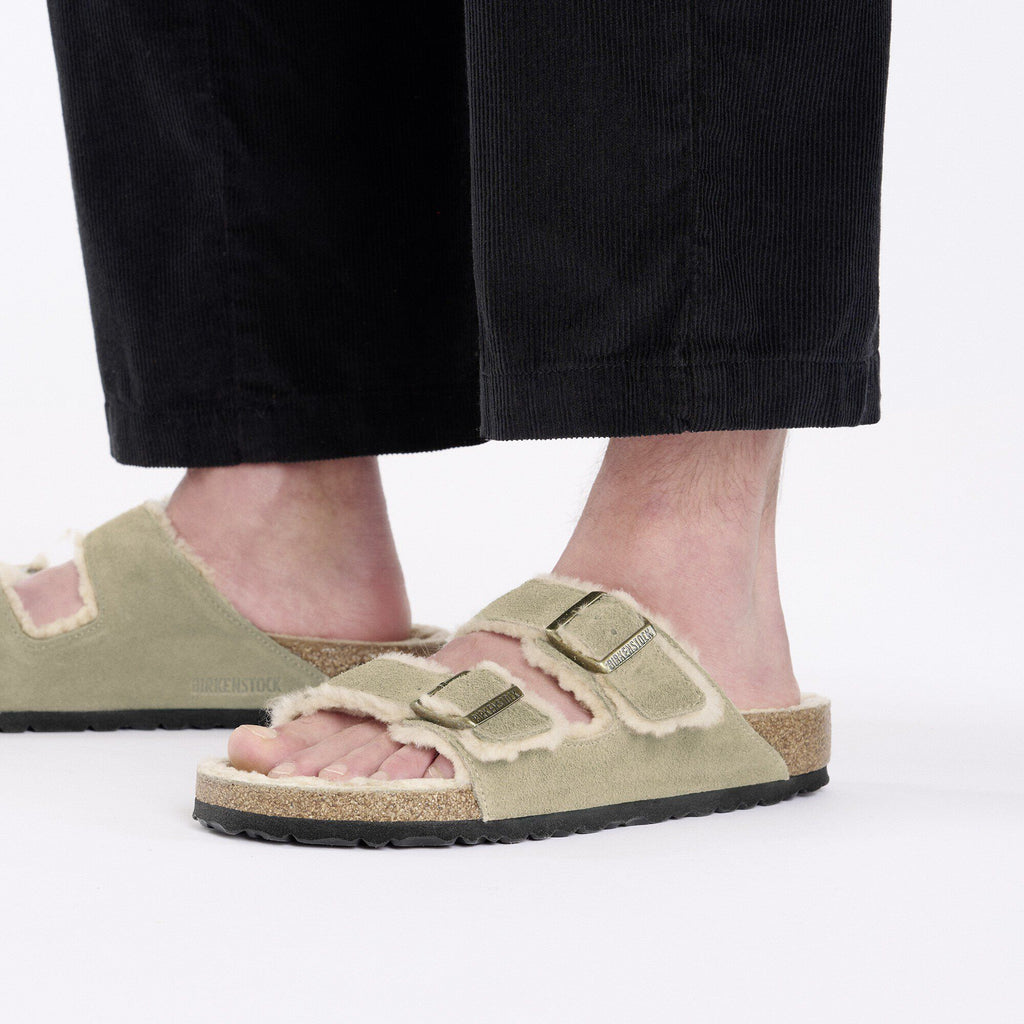 Ciabatta foderata Birkenstock Arizona Shearling in pelle scamosciata, colore Tortora, primo piano