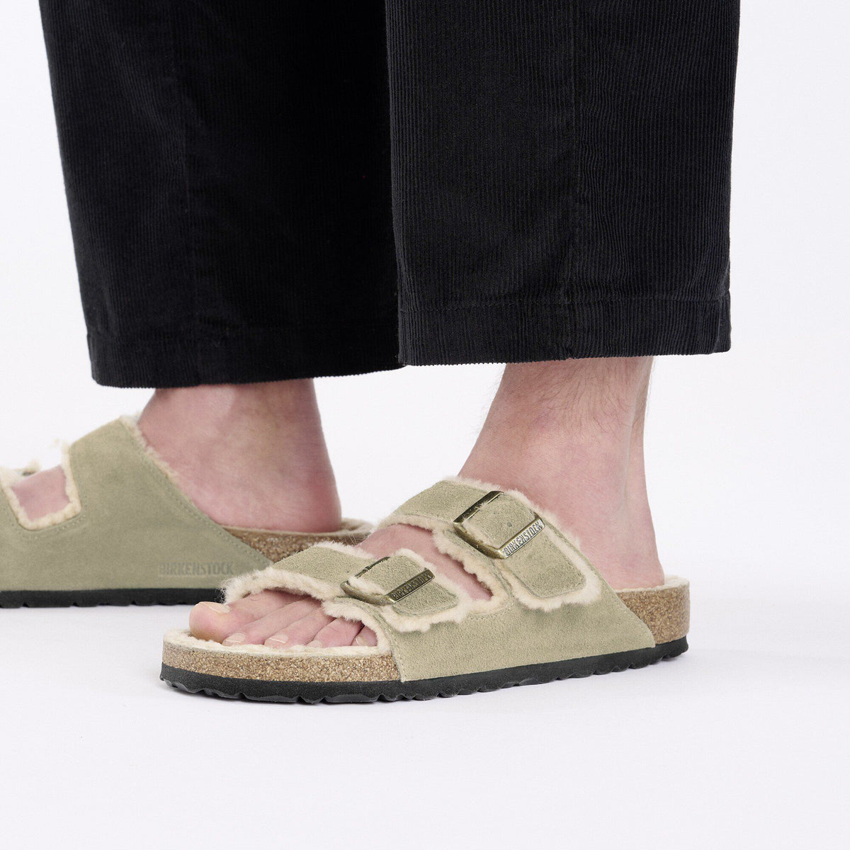 Ciabatta foderata Birkenstock Arizona Shearling in pelle scamosciata, colore Tortora, primo piano