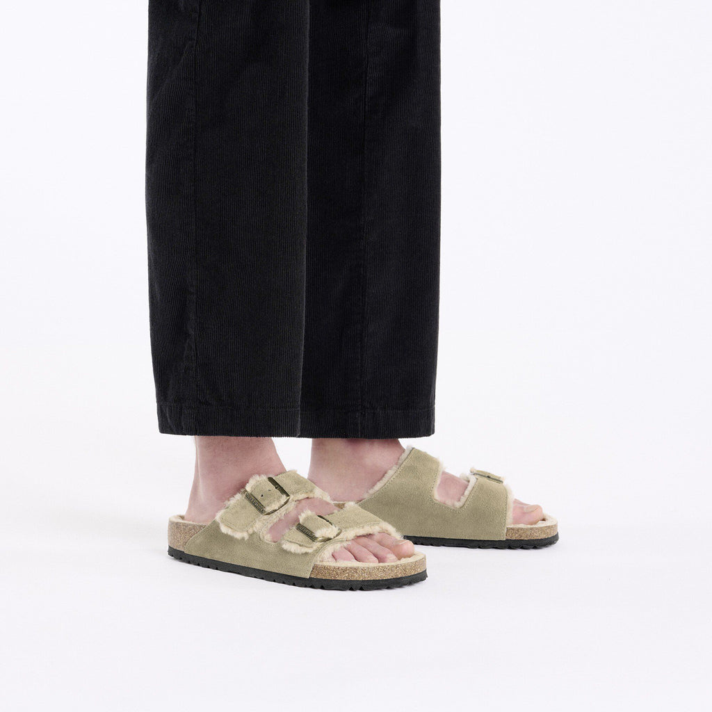 Ciabatta foderata Birkenstock Arizona Shearling in pelle scamosciata, colore Tortora, foto look