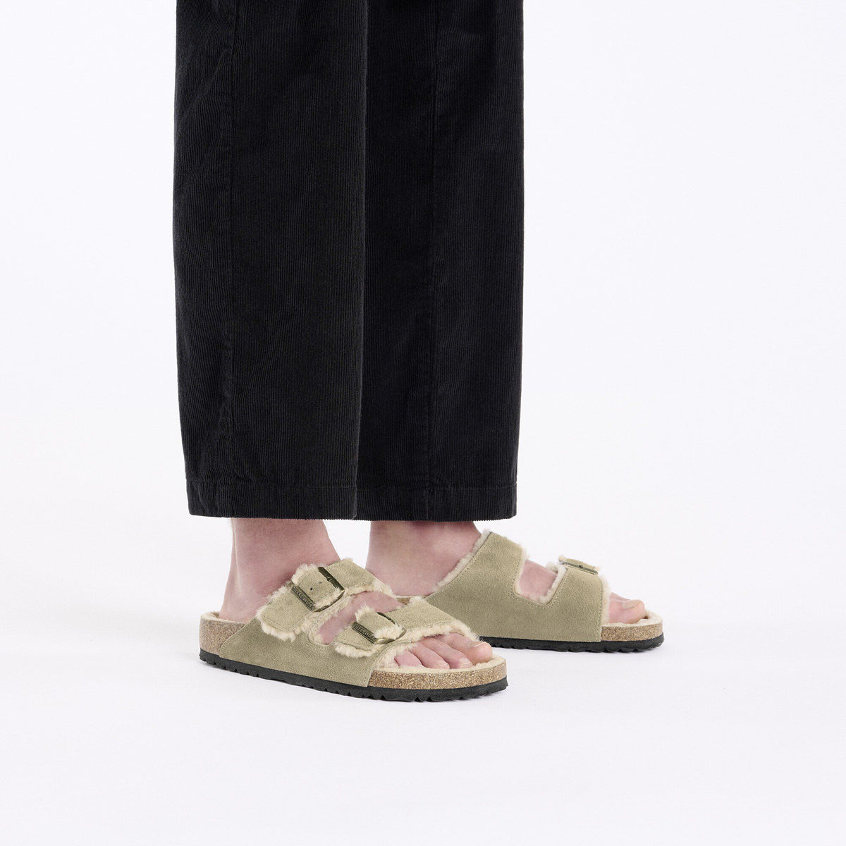 Ciabatta foderata Birkenstock Arizona Shearling in pelle scamosciata, colore Tortora, foto look