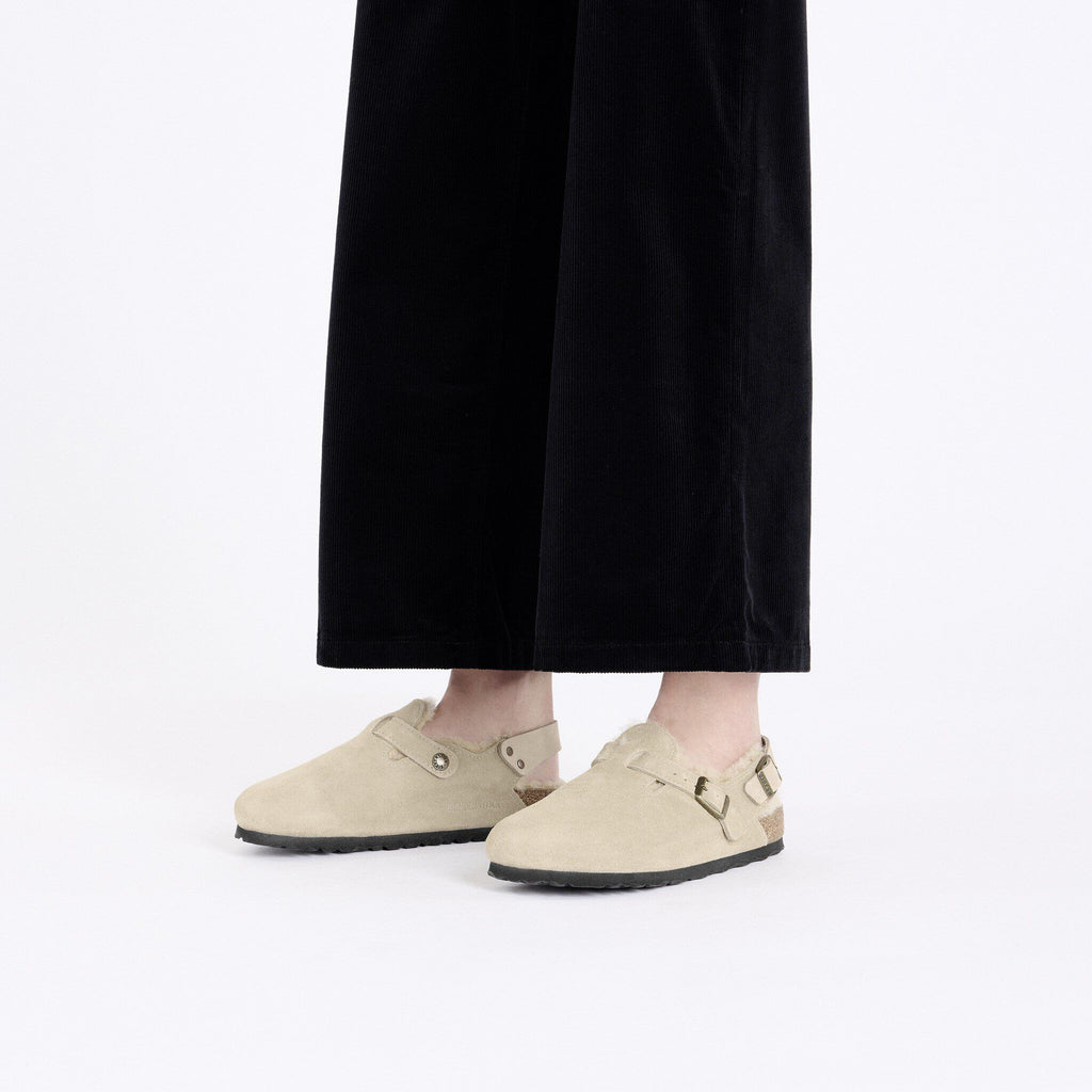 Zoccolo Birkenstock Tokio Shearling con cinturino al tallone, colore Tortora, foto look