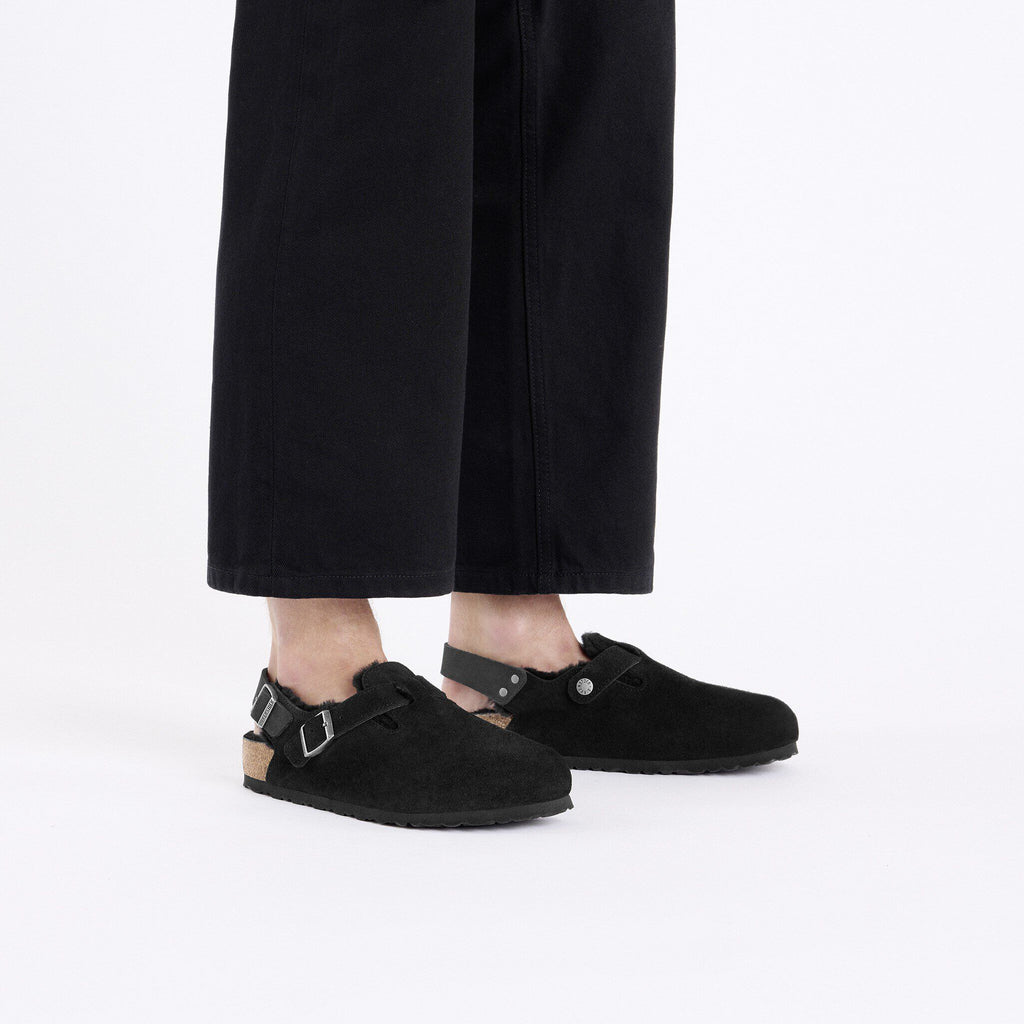 Zoccolo Birkenstock Tokio Shearling con cinturino al tallone, colore Nero, foto look