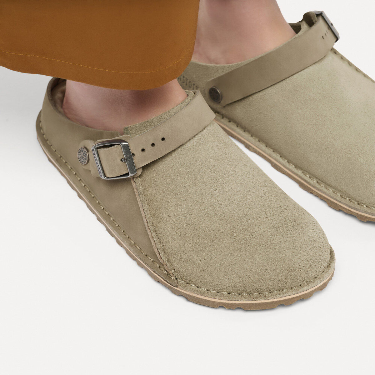 Pantofola in scamosciato e nabuk Birkenstock Lutry Premium Shearling, colore Tortora, primo piano