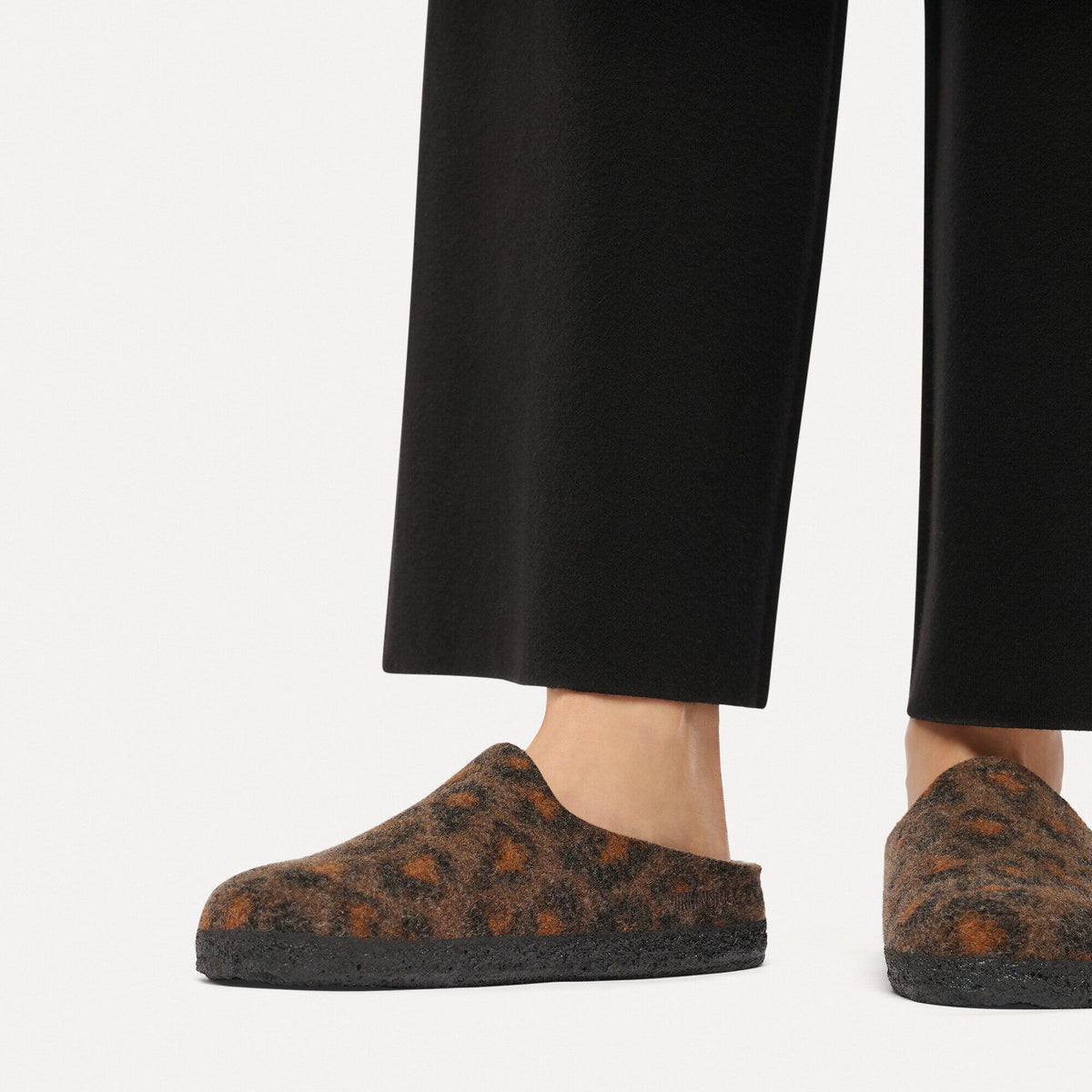 Pantofola chiusa in feltro Birkenstock Amsterdam Wrapped Shearling Felt, colore Leo Pepper, primo piano