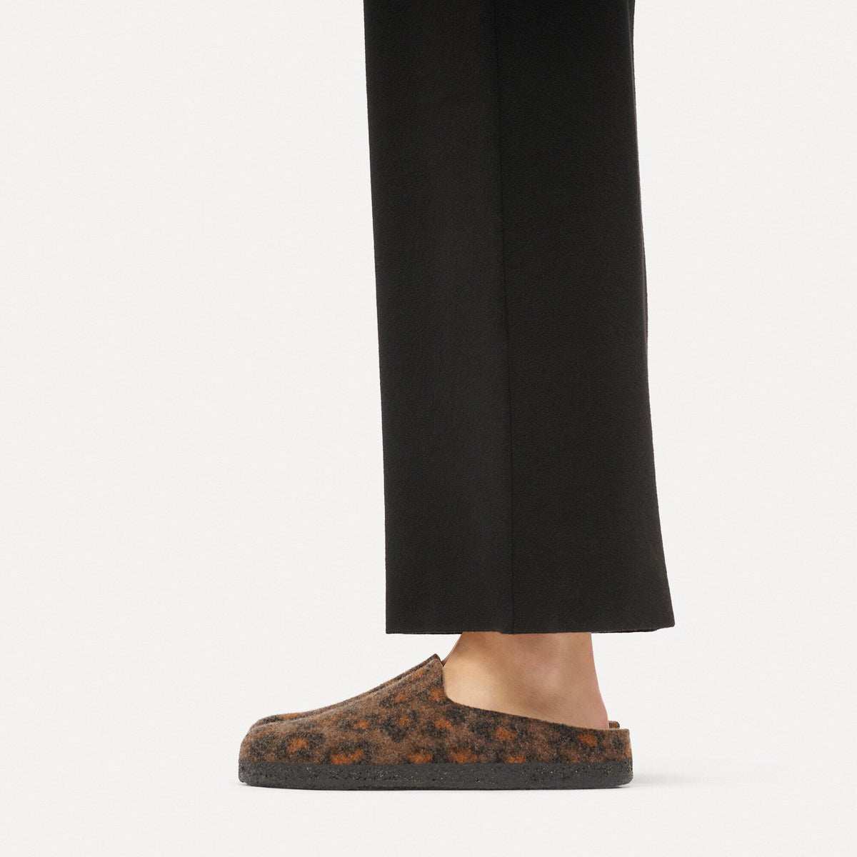 Pantofola chiusa in feltro Birkenstock Amsterdam Wrapped Shearling Felt, colore Leo Pepper, foto look