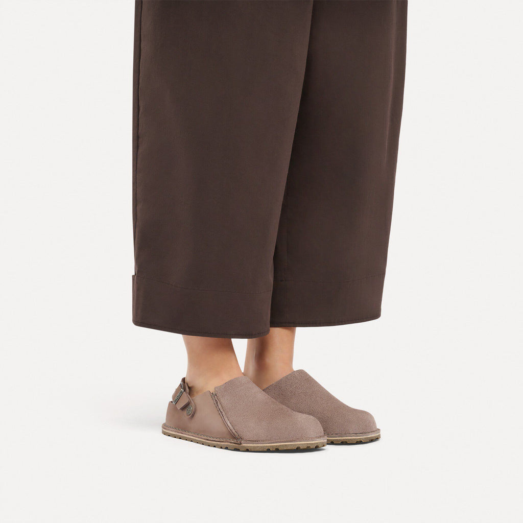 Pantofola in scamosciato e nabuk Birkenstock Lutry Premium Shearling, colore Faded Purple, foto look