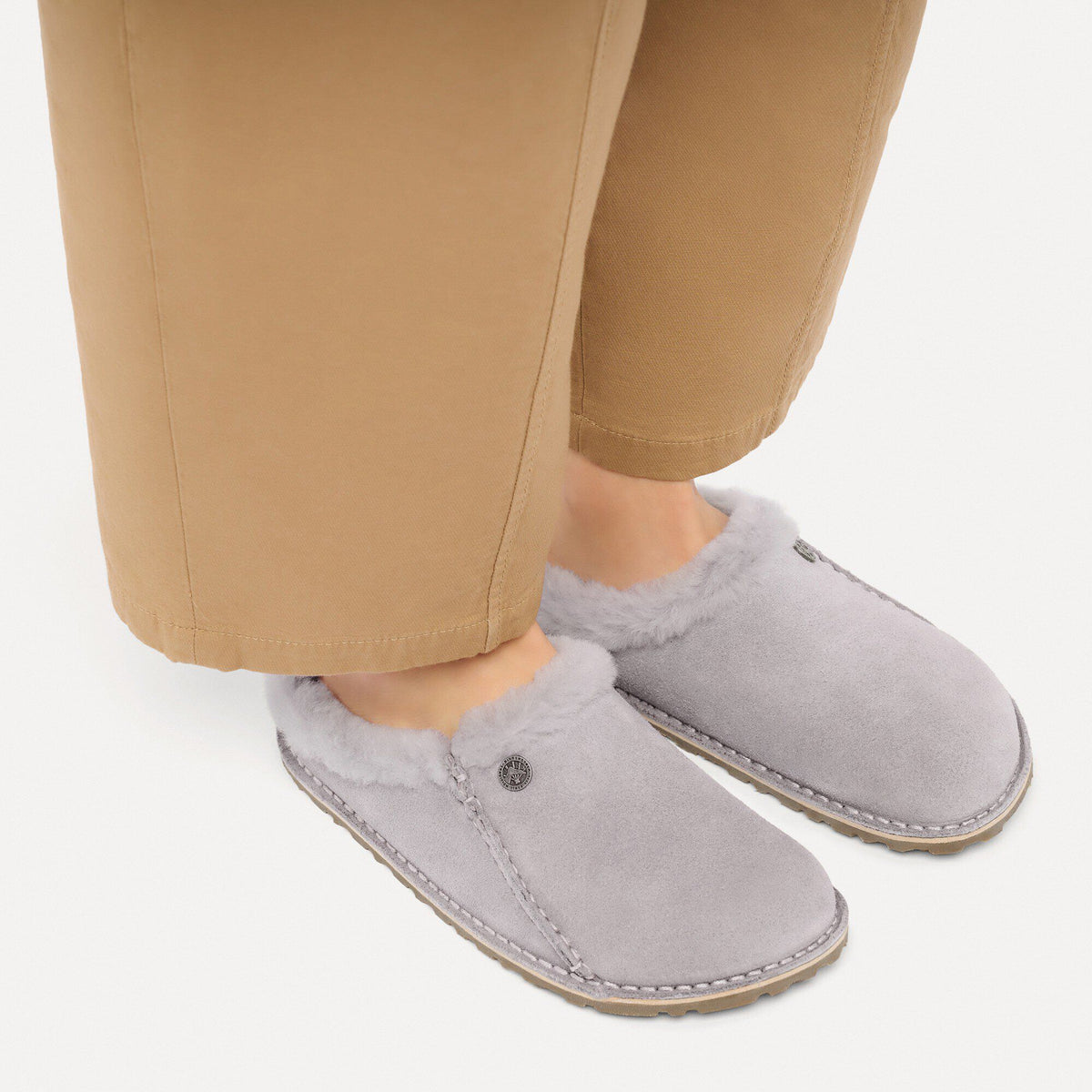 Pantofola in pelle scamosciata Birkenstock Zermatt Premium Shearling, colore Lavender Sky, primo piano