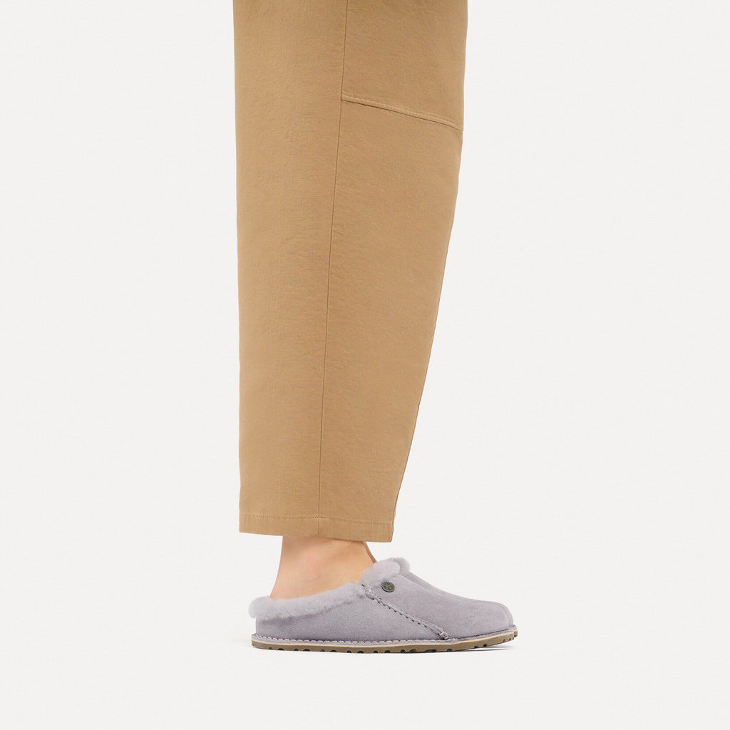 Pantofola in pelle scamosciata Birkenstock Zermatt Premium Shearling, colore Lavender Sky, foto look