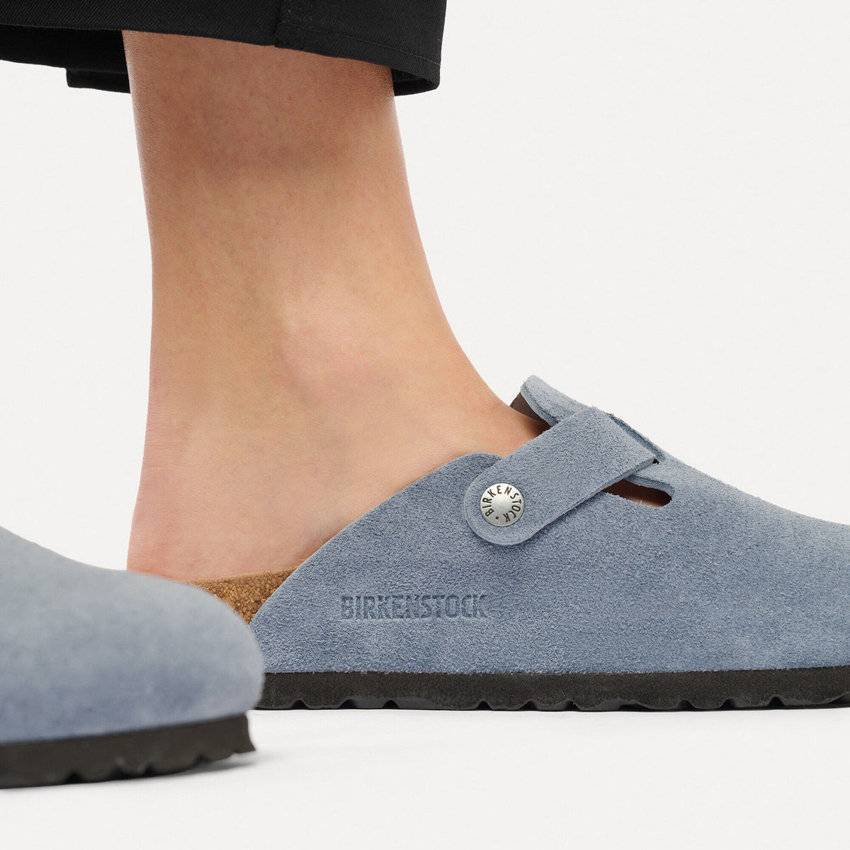 Zoccolo Birkenstock Boston Suede in pelle scamosciata, colore Stone Blue, primo piano
