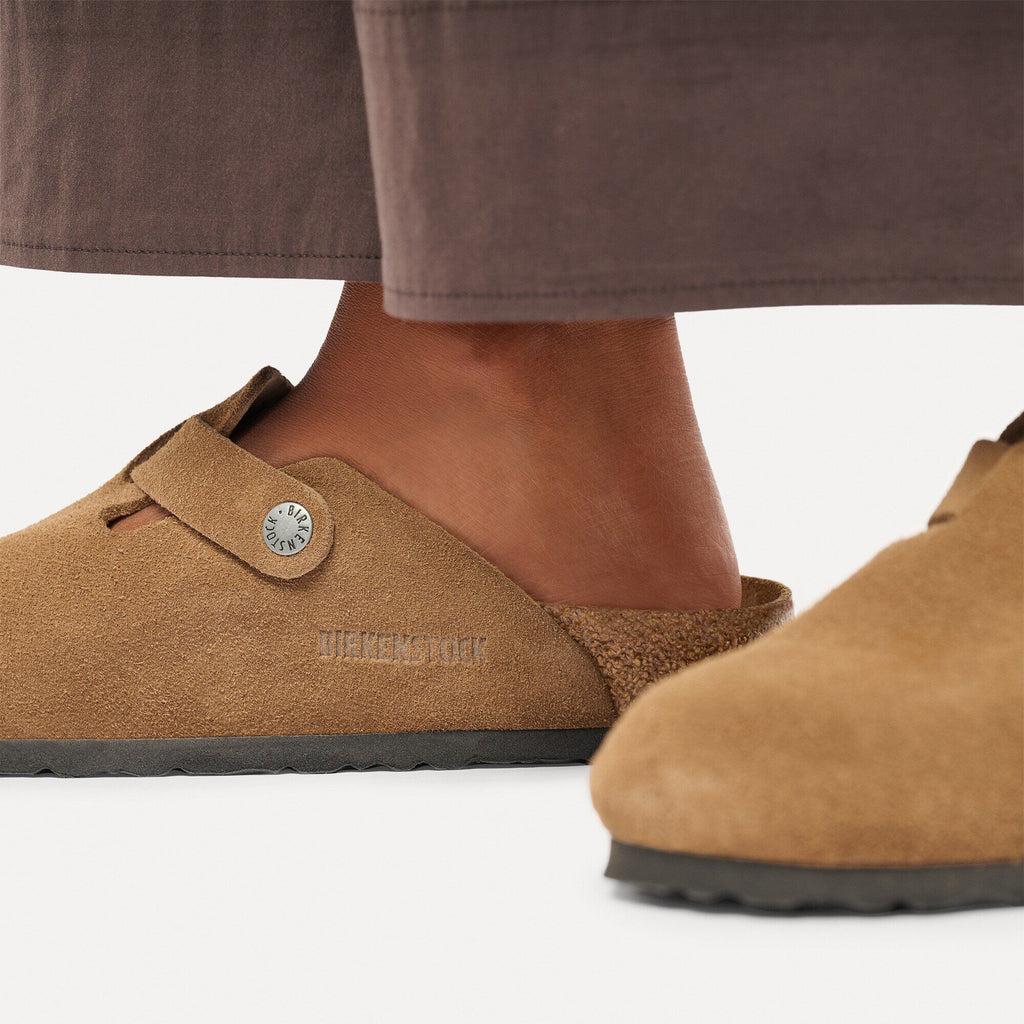 Zoccolo Birkenstock Boston Suede in pelle scamosciata, colore Dark Tea, primo piano