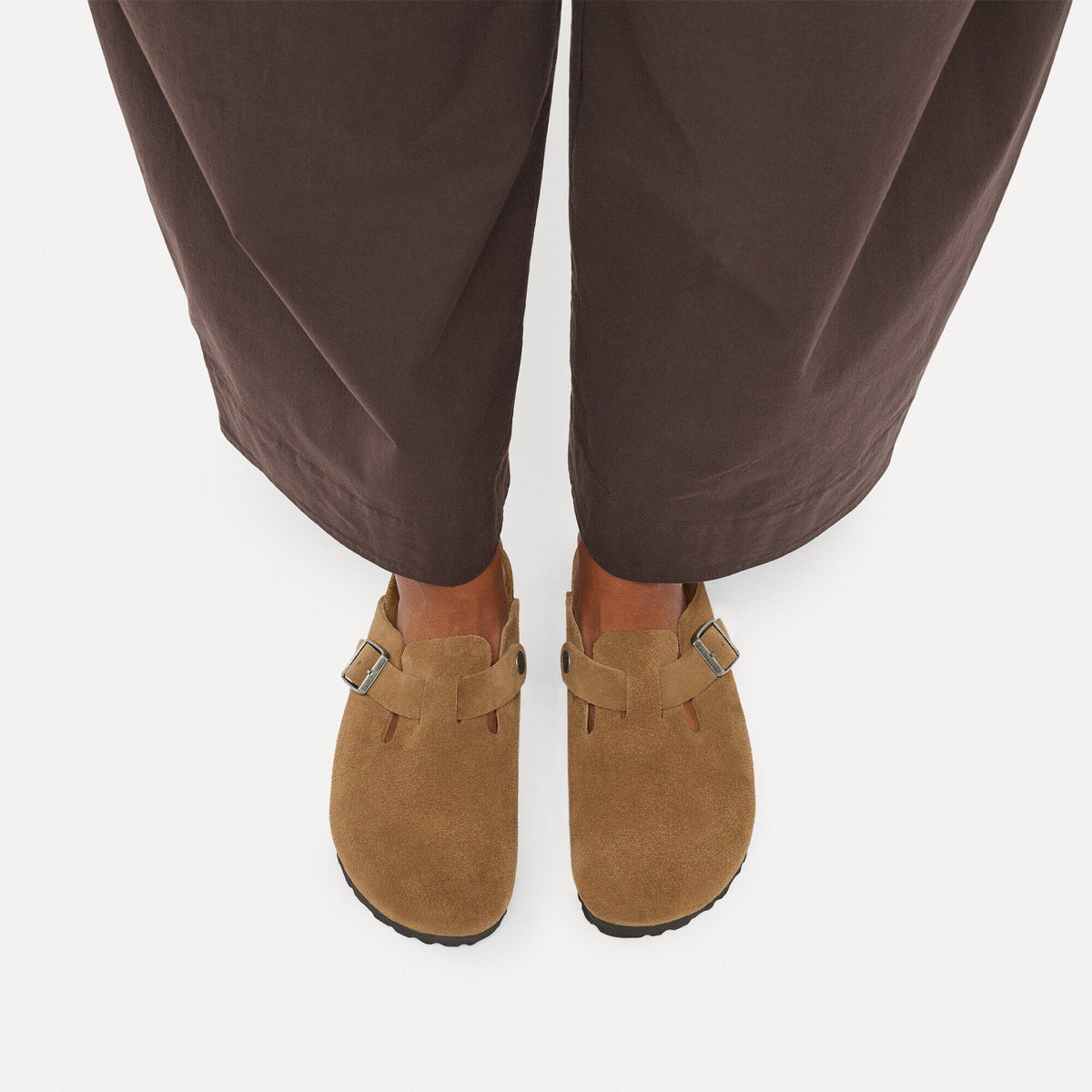 Zoccolo Birkenstock Boston Suede in pelle scamosciata, colore Dark Tea, foto look