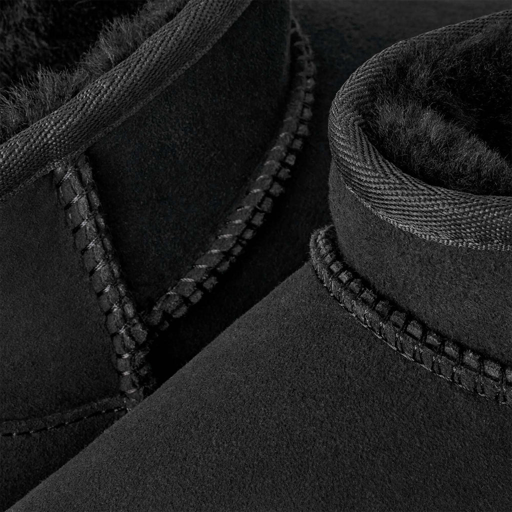 Stivaletto basso UGG Classic Ultra Mini in pelle scamosciata, colore Nero, immagine 5 di 7