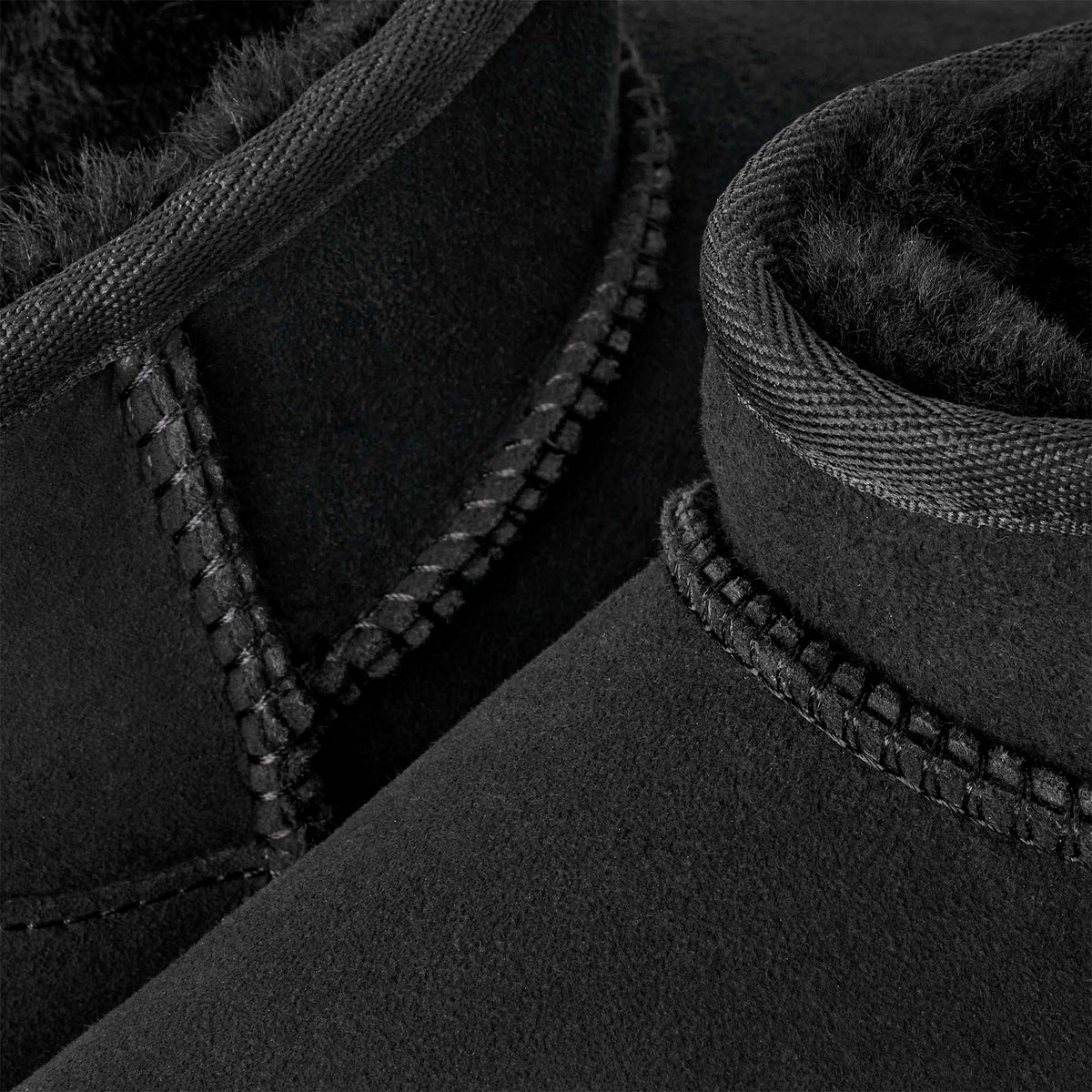 Stivaletto basso UGG Classic Ultra Mini in pelle scamosciata, colore Nero, immagine 5 di 7