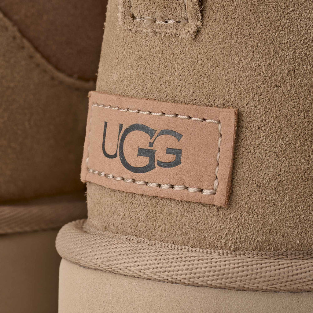 Stivaletto basso UGG Classic Ultra Mini in pelle scamosciata, colore Sand, immagine 5 di 7