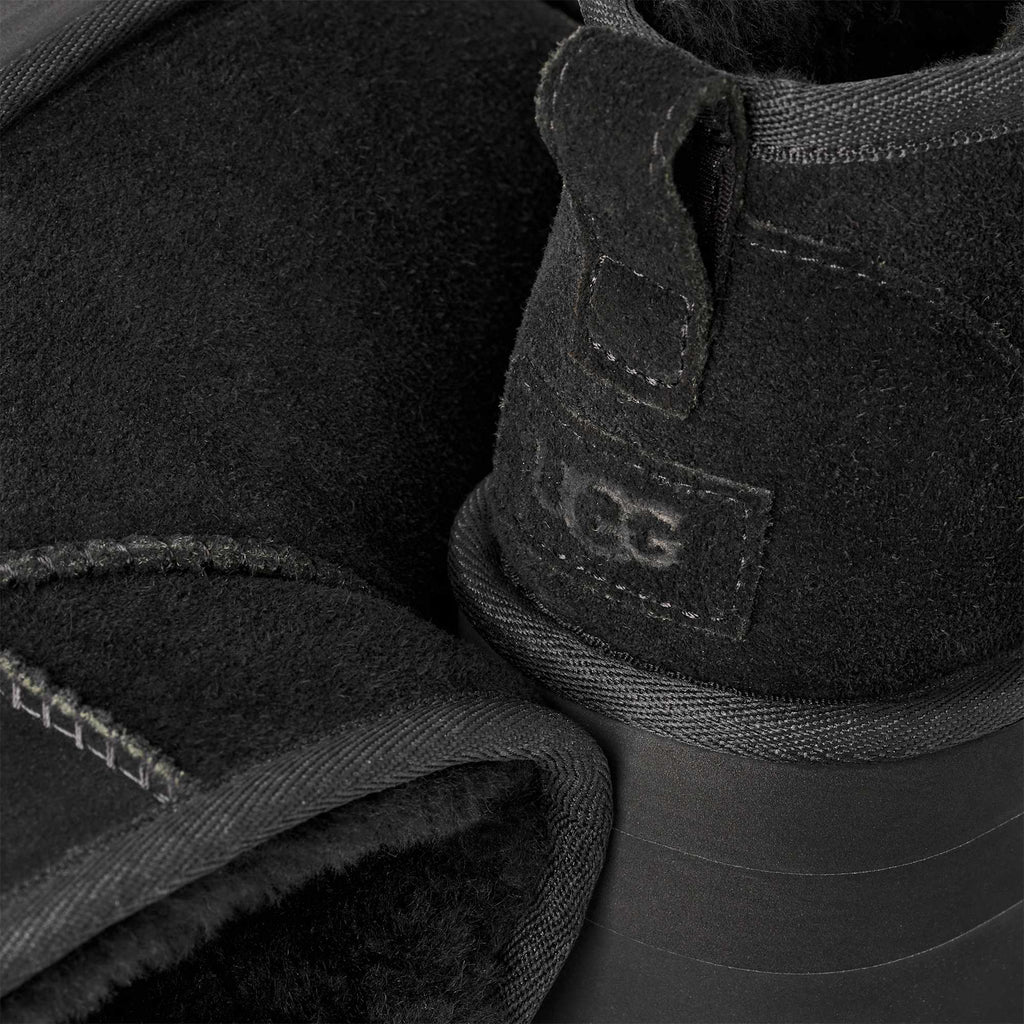 Stivaletto UGG Classic Ultra Mini Platform in pelle scamosciata con plateau, colore Nero, immagine 5 di 7