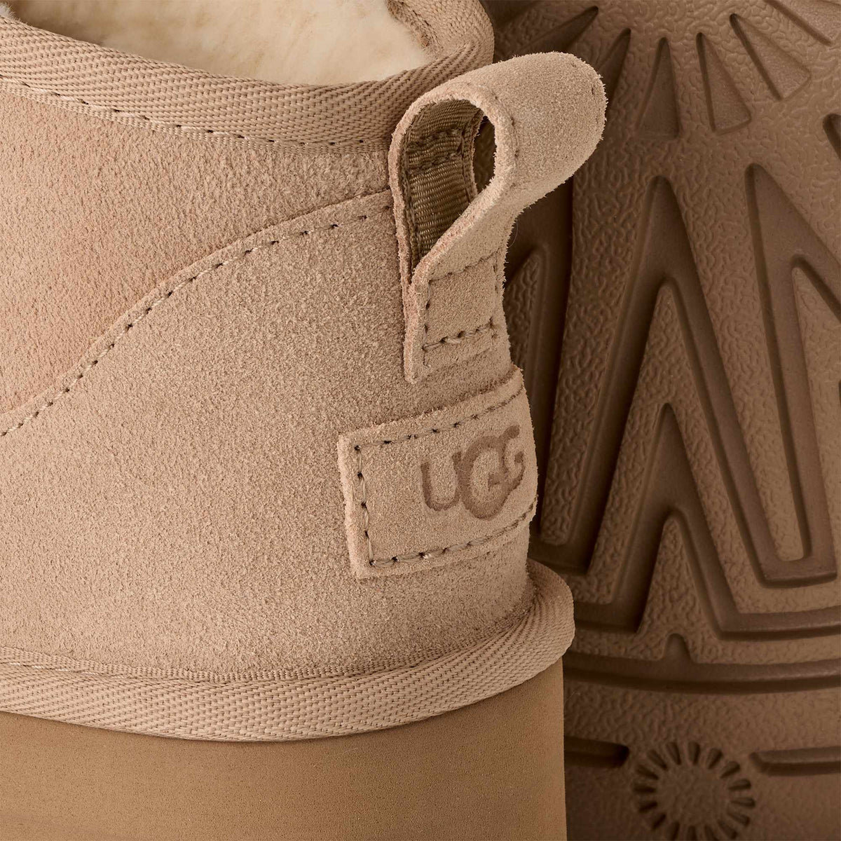 Stivaletto UGG Classic Ultra Mini Platform in pelle scamosciata con plateau, colore Sand, immagine 4 di 7