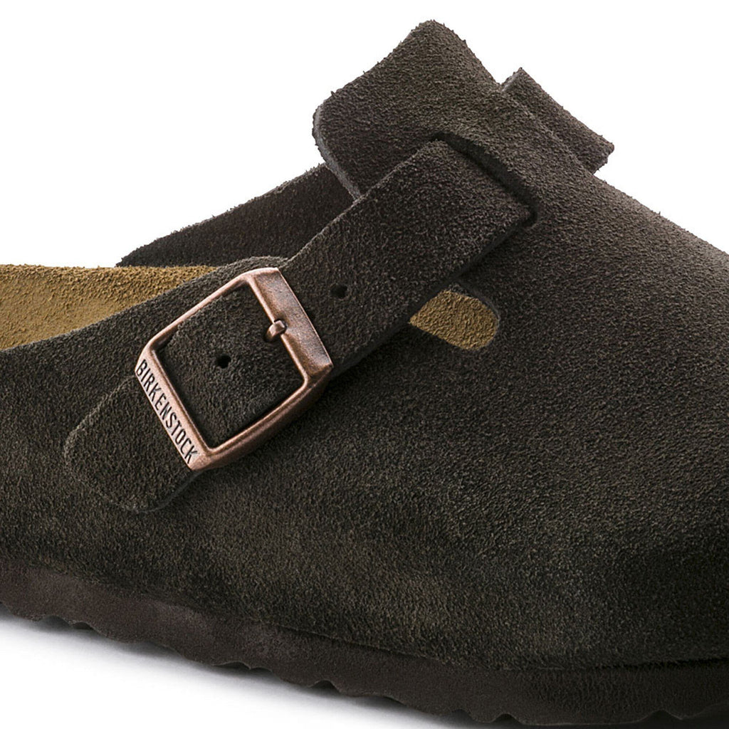 Zoccolo Birkenstock Boston Soft Footbed in pelle scamosciata, colore Moka, dettaglio