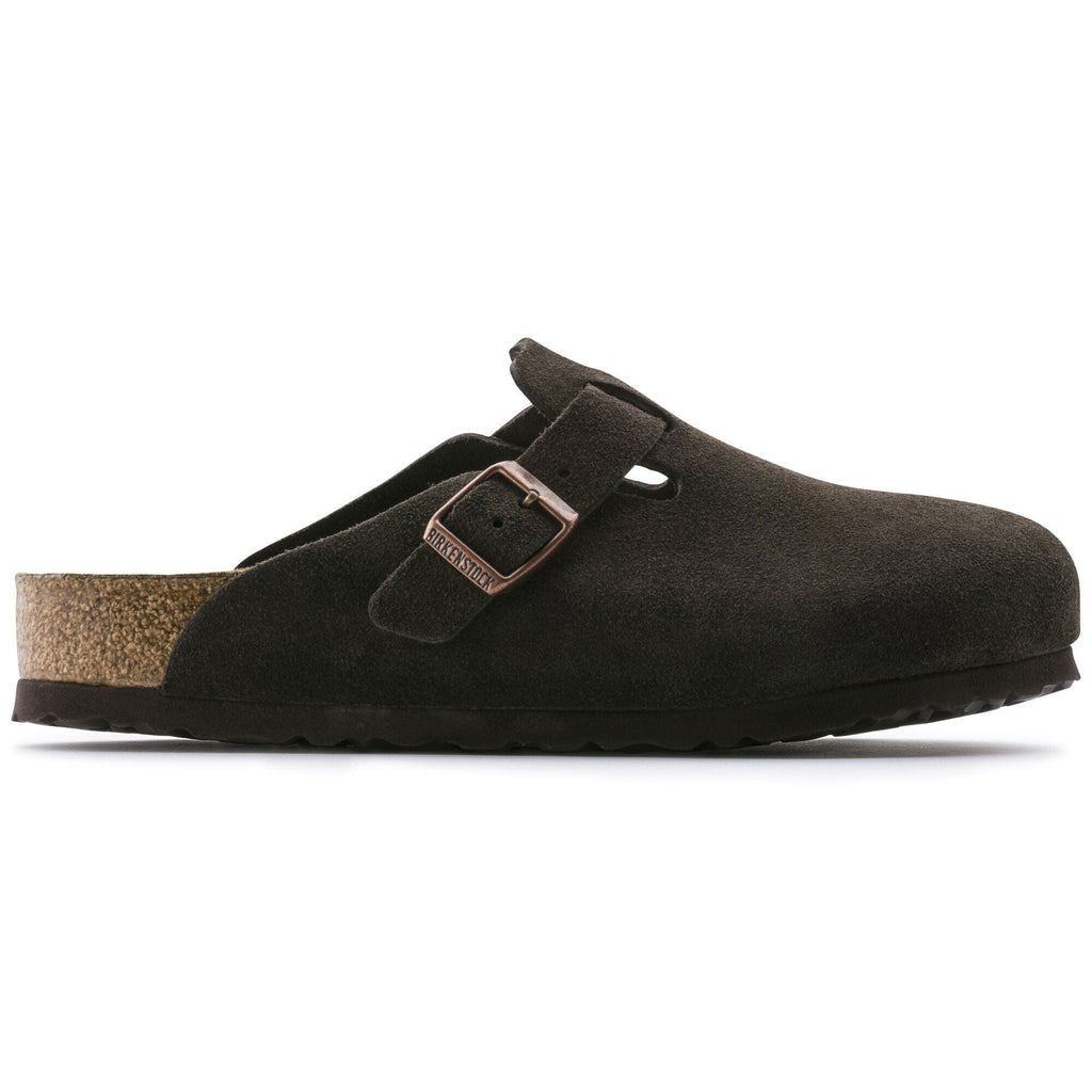 Zoccolo Birkenstock Boston Soft Footbed in pelle scamosciata, colore Moka, vista laterale