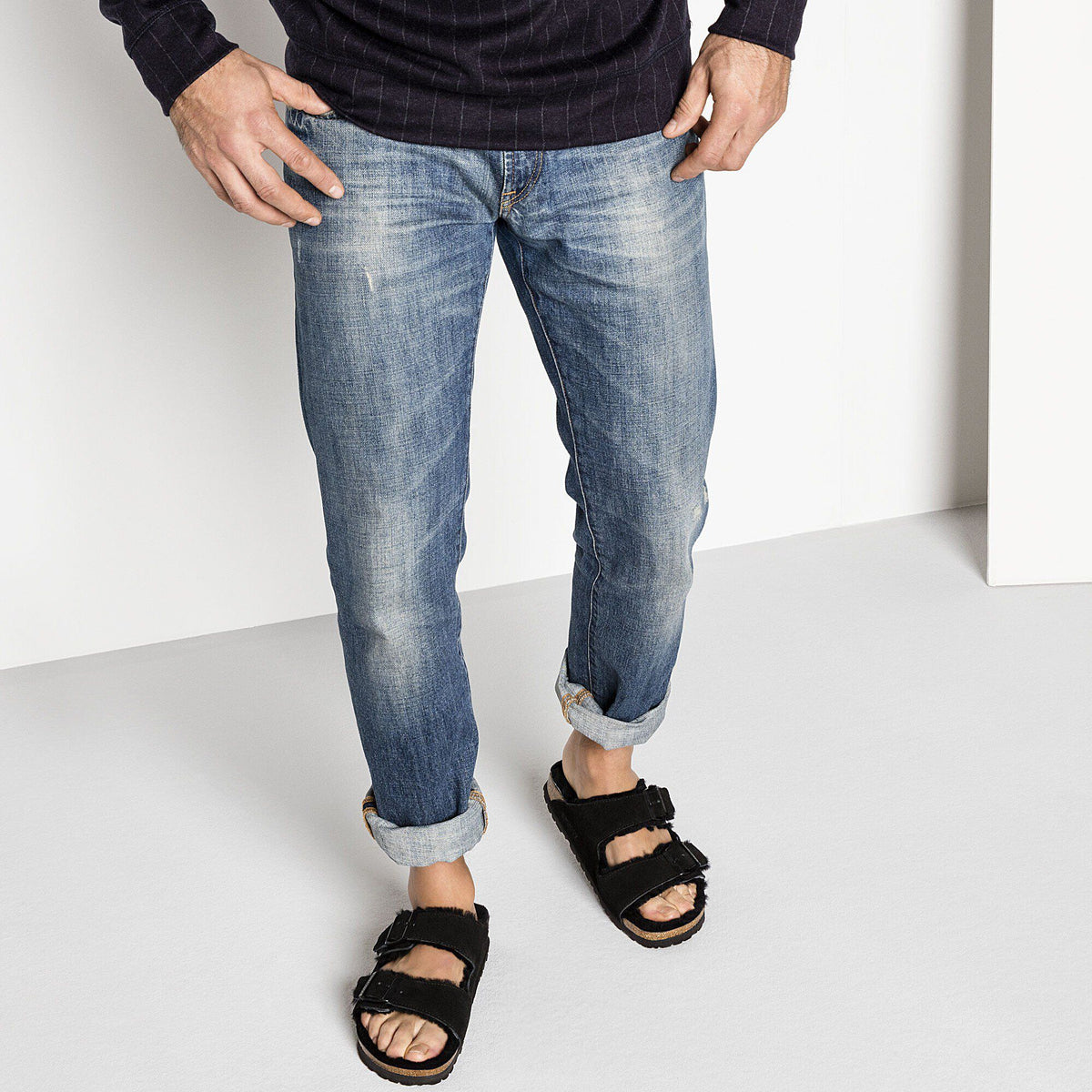 Ciabatta foderata Birkenstock Arizona Shearling in pelle scamosciata, colore Nero, foto look 2