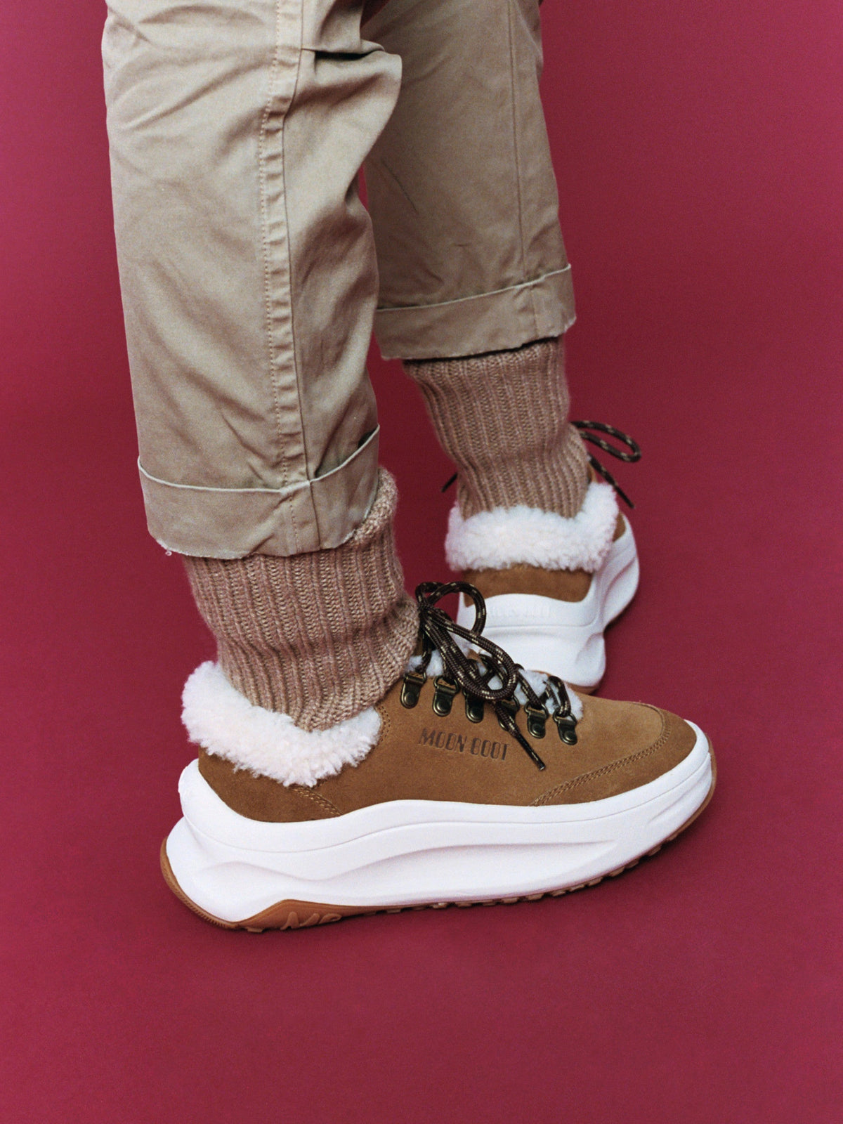 Sneakers in scamosciato bovino e pelle di pecora riccia Moon Boot Moon247 City Shearling, colore Cognac, immagine 5 di 5