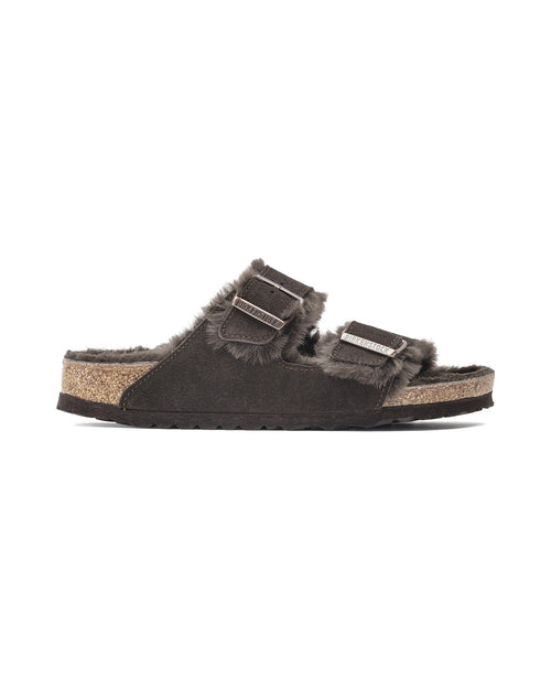 Ciabatta foderata Birkenstock Arizona Shearling in pelle scamosciata, colore Moka, vista laterale