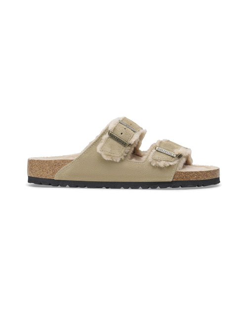 Ciabatta foderata Birkenstock Arizona Shearling in pelle scamosciata, colore Tortora, vista laterale