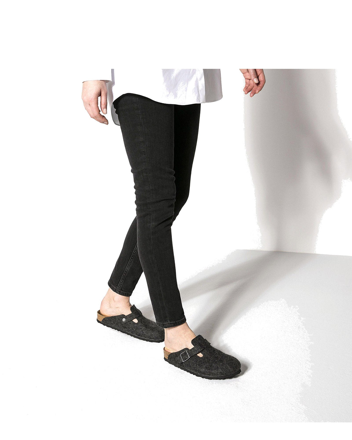 Zoccolo in feltro di lana Birkenstock Boston Wool, colore Antracite, foto look