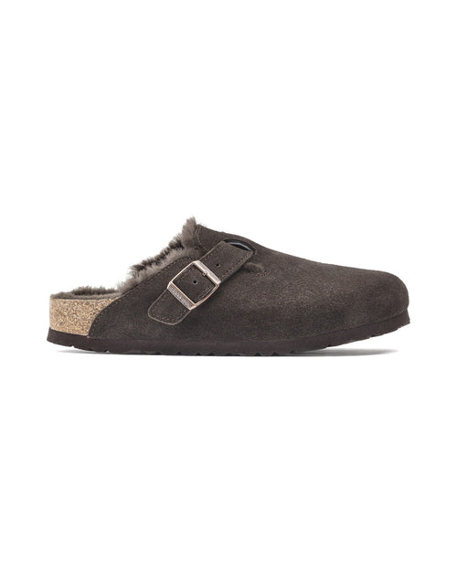 Zoccolo foderato Birkenstock Boston Shearling in pelle scamosciata, colore Mocca, vista laterale