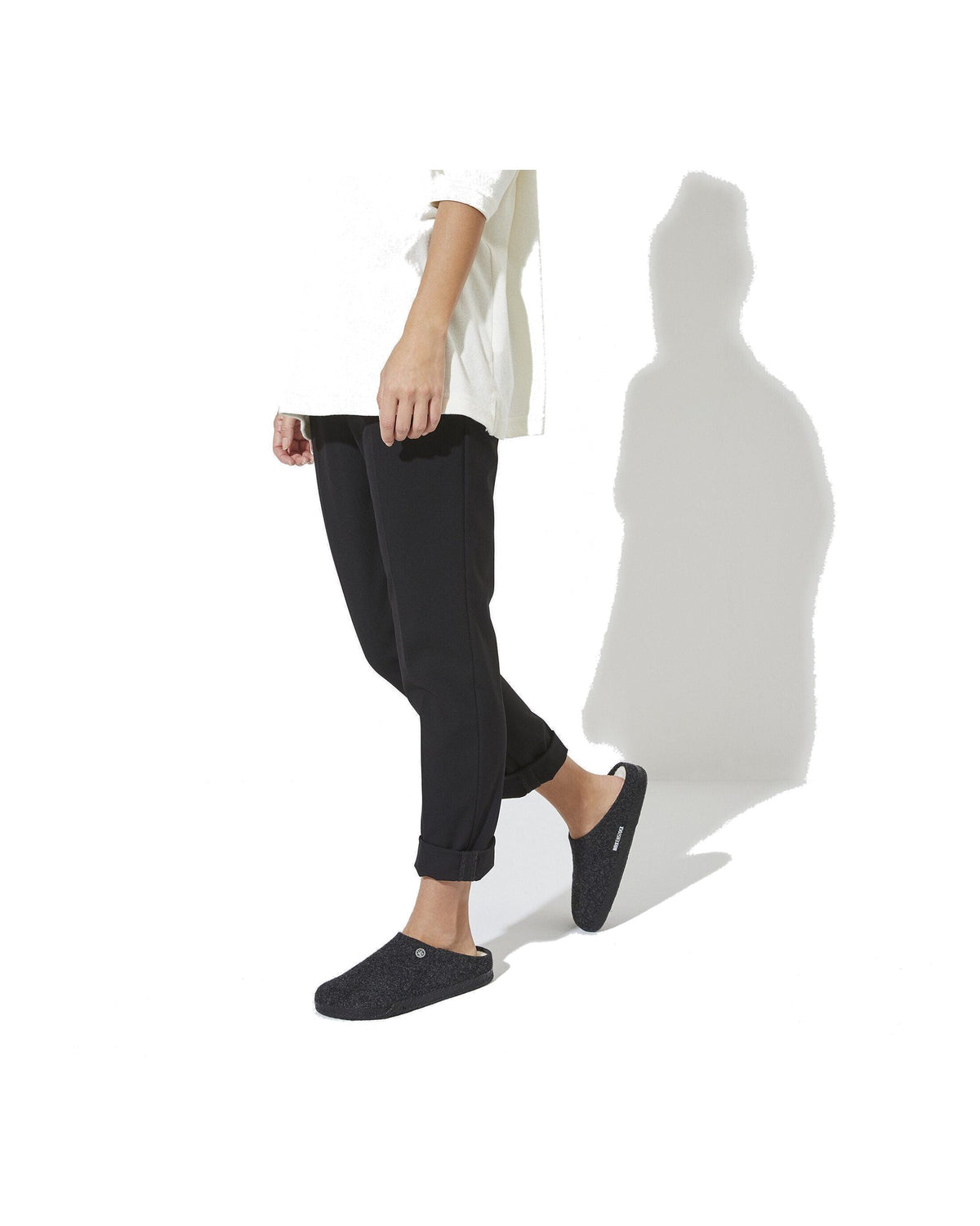 Pantofola in feltro di lana Birkenstock Zermatt Shearling Felt, colore Antracite, foto look