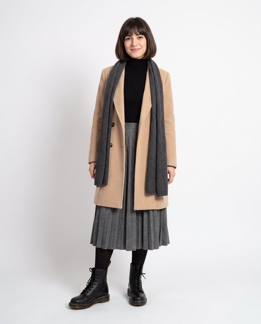 Outfit «Città sotto la pioggia» indossato da una donna