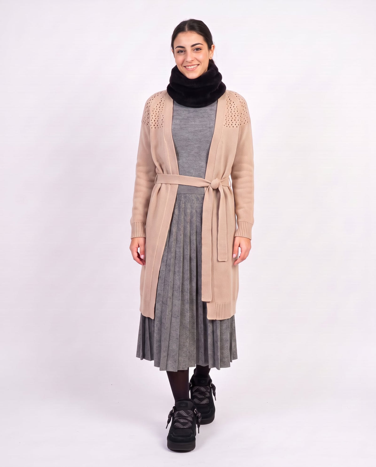 Outfit «Sneakers comfort, giornata fuori» indossato da una donna, seconda immagine in movimento
