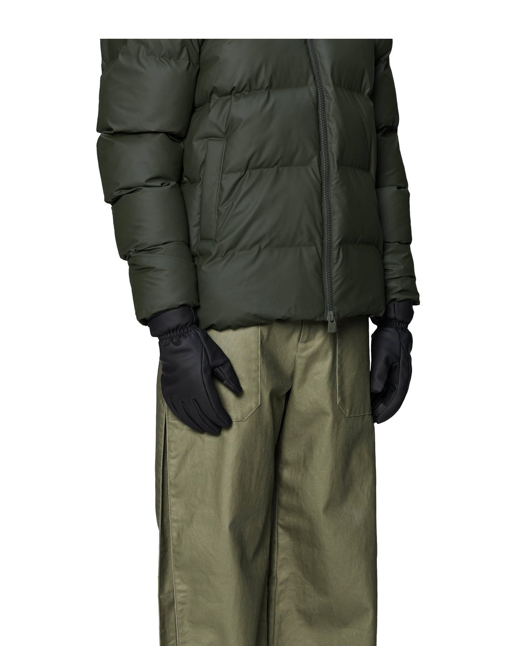 Rains Insulated Gloves, guanti imbottiti, colore nero, indossati da un modello