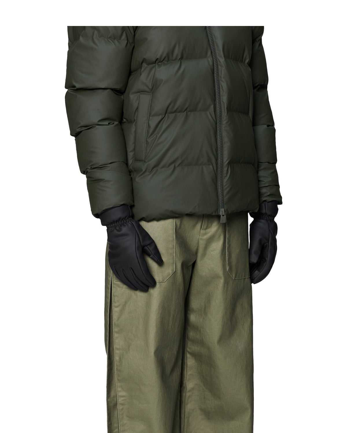 Rains Insulated Gloves, guanti imbottiti, colore nero, indossati da un modello