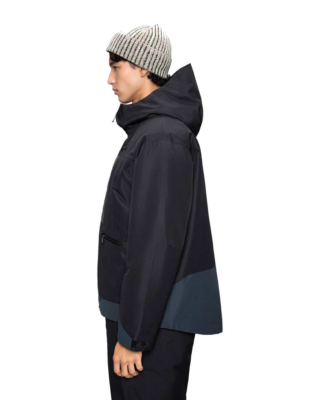 Rains Sapa Knit Beanie, berretto a coste, Vintage White / Black, indossato da un modello