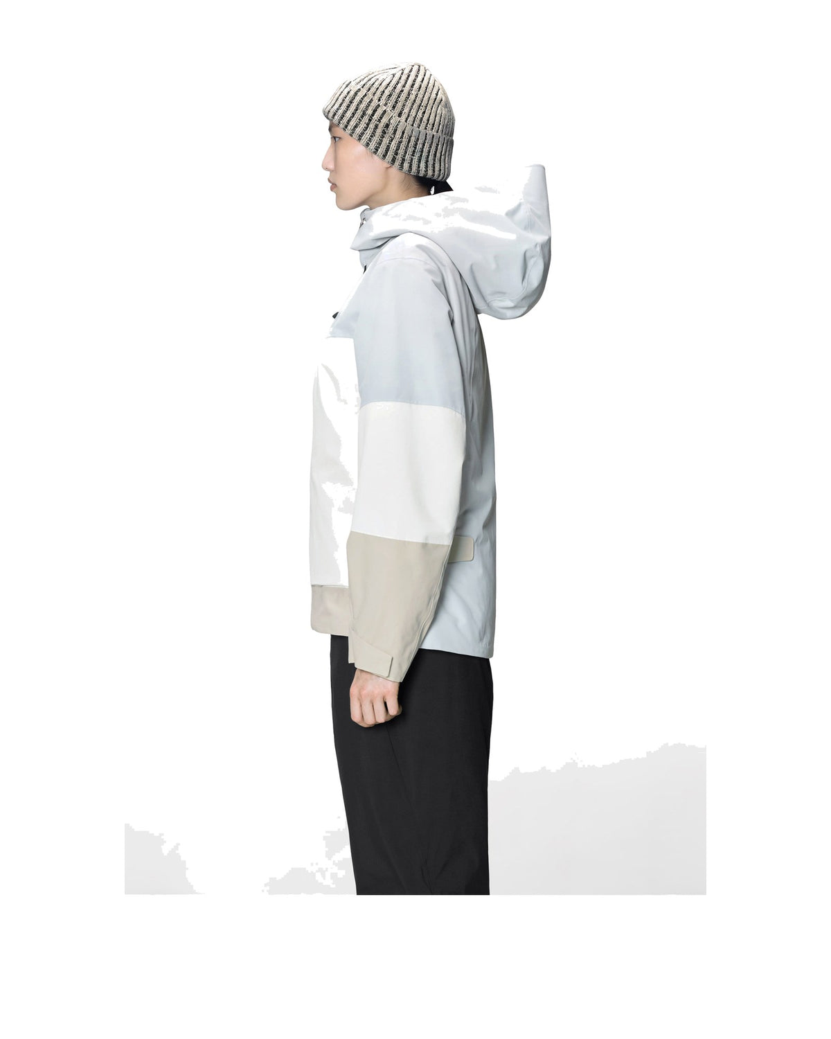 Rains Sapa Knit Beanie, berretto a coste, Vintage White / Black, indossato da una modella