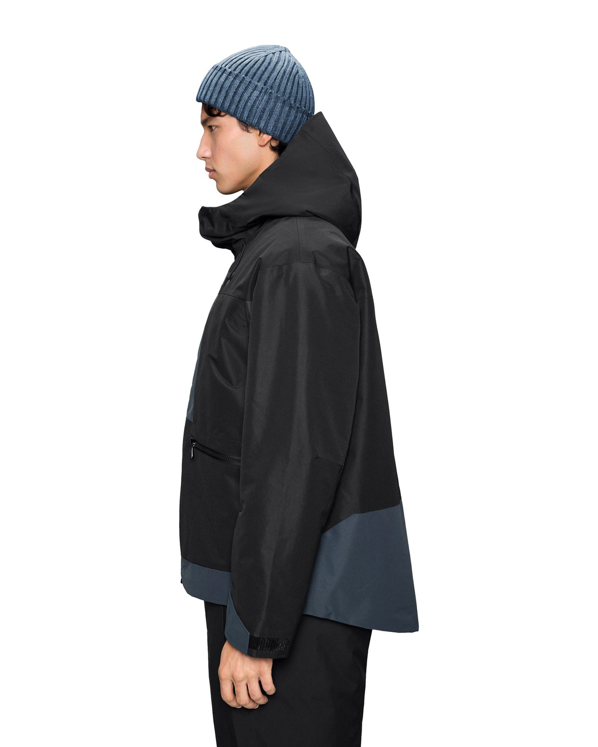 Rains Sapa Knit Beanie, berretto a coste, Blue Dusk / Breeze, indossato da un modello